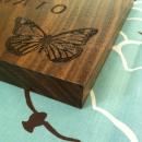 蝶の木彫り表札